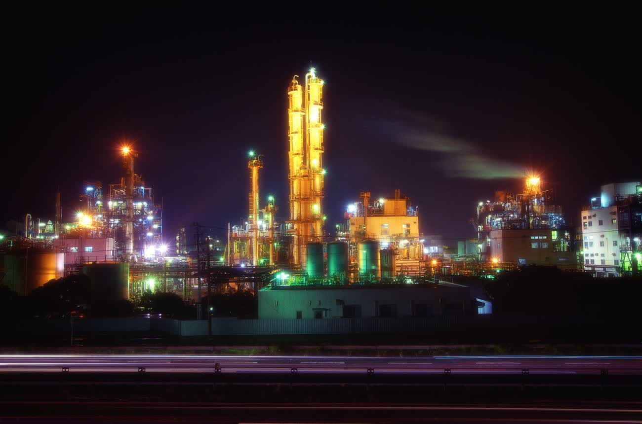 Planta química industrial iluminada de noche