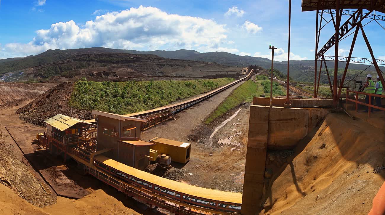 Faja transportadora en planta de procesamiento de mineral